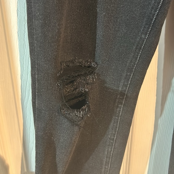 Ladies size 32 Kensie Black Jeans with destruction/raw edge - Picture 2 of 10